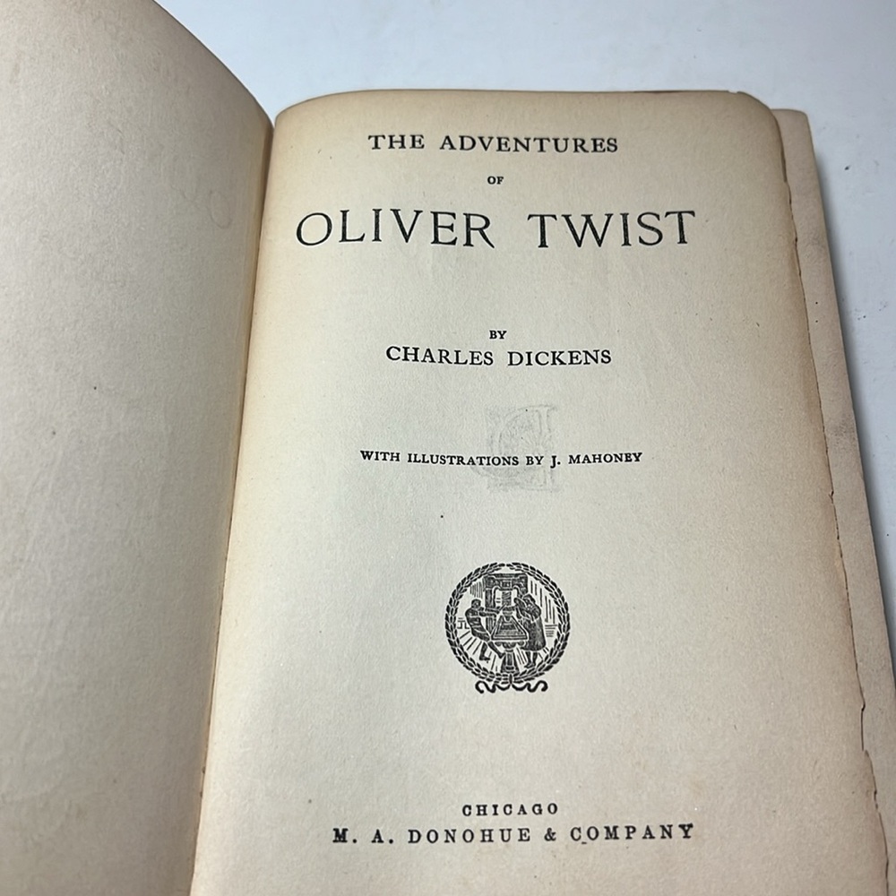 Vintage hardcover book Oliver Twist by Dickens - Picture 3 of 7